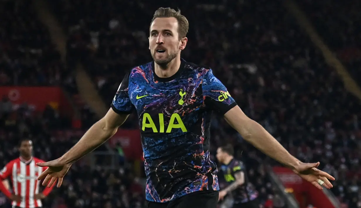 Harry Kane merupakan pencetak gol terbanyak Tottenham Hotspurs di era Liga Premier dengan 171 gol dan 90 di antaranya adalah gol tandang tandang. Namun, pemegang tiga kali penghargaan sepatu emas itu belum menemukan performa terbaiknya pada musim ini, sebab baru mencetak 5 gol. (AFP/Glyn Kirk)