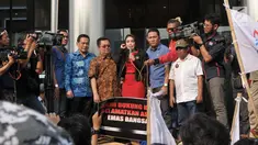 Ketua Pansus angket Pelindo II Rieke Dyah Pitaloka melakukan orasi di depan gedung KPK, Jakarta, Senin (17/7). Kedatangan Pansus untuk menyerahkan audit investigatif Badan Pemeriksa Keuangan (BPK) terkait kerja sama PT. JICT. (Liputan6.com/Helmi Afandi)