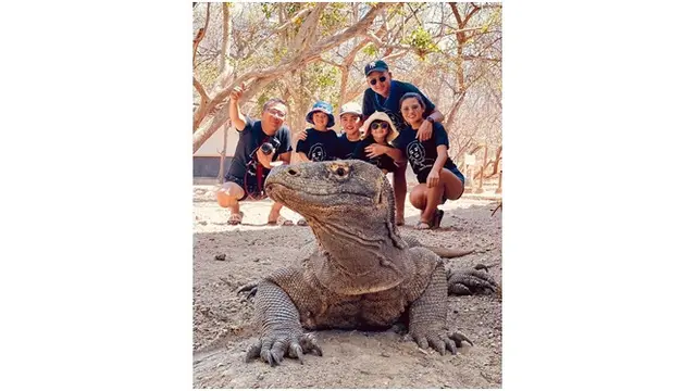Keluarga bahagia ini juga berinteraksi dengan komodo, seru banget.