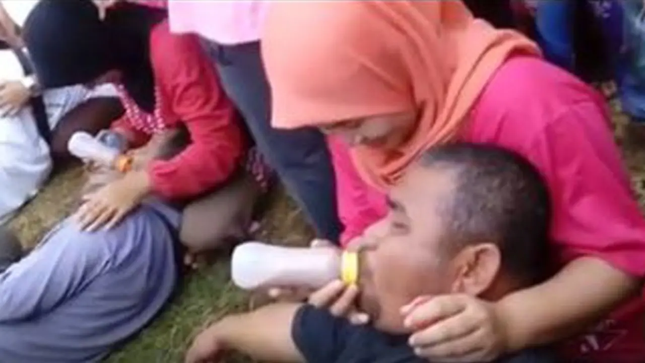 Unik, Lomba Istri Menyusui Suami Bak Bayi Bikin Ngakak 