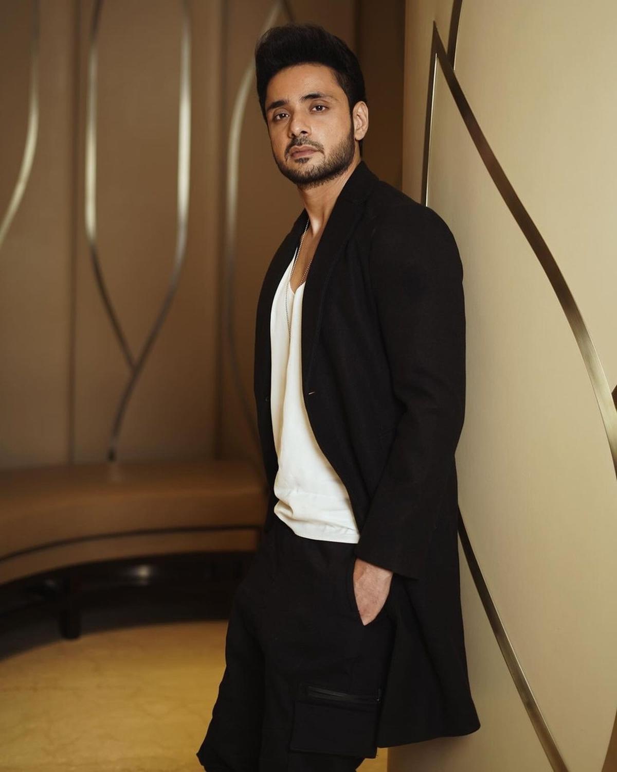 Adnan Khan, lahir dari keluarga Muslim, taat menjalankan ibadah puasa bersama keluarganya.<br>