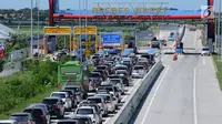Situasi jelang gerbang keluar Tol Brebes Barat, Jawa Tengah, Sabtu (23/12). Untuk mengurangi kemacetan di pintu Tol Brebes Timur petugas mengalihkan arus lalu lintas keluar Tol Brebes Barat. (Liputan6.com/Helmi Fithriansyah)