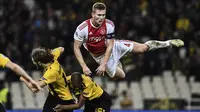 3. Matthijs de Ligt (Ajax Amsterdam) - Bek bernomor punggung empat ini sedang diincar banyak klub besar Eropa karena tampil menawan. Di usia yang baru menginjak 19 tahun ia  sudah dipercaya menjadi kapten tim sebesar Ajax. (AFP/Aris Messinis)