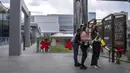 <p>Orang-orang berfoto selfie di sebuah concourse kosong di pusat perbelanjaan yang biasanya ramai di akhir pekan, setelah banyak bisnis diperintahkan untuk tutup sebagai bagian dari pembatasan COVID-19 di distrik Chaoyang di Beijing, Sabtu, 14 Mei 2022. China dengan tegas menolak kritik terhadap kebijakan "nol-COVID" tanpa kompromi. (AP Photo/Mark Schiefelbein)</p>