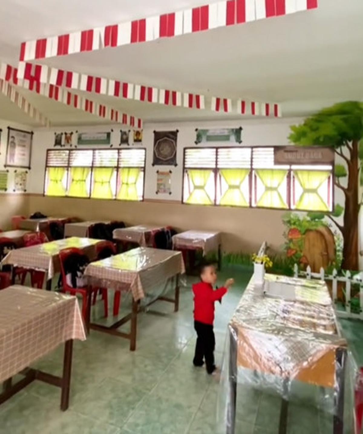 Keren Banget, Aksi Guru Kesenian yang Berhasil Hias Ruang Kelas Ini Banjir Pujian Warganet