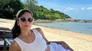 Tampil dengan busana kasual, sosok Pevita Pearce terlihat menawan ketika menikmati momen liburan di Thailand. Tidak sedikit para penggemar yang memuji sosoknya tersebut di kolom komentar Instagramnya. Dalam potretnya ini ia tampil dengan busana bernuansa putih mulai dari celana, tank top hingga bando. (Liputan6.com/IG/@pevpearce)