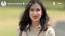 Kali ini, gayanya begitu chic dalam balutan kemeja safari beraksen kantong disertai dengan tas kulit yang dikenakannya. [Foto: Instagram/ Widi Wardhana]