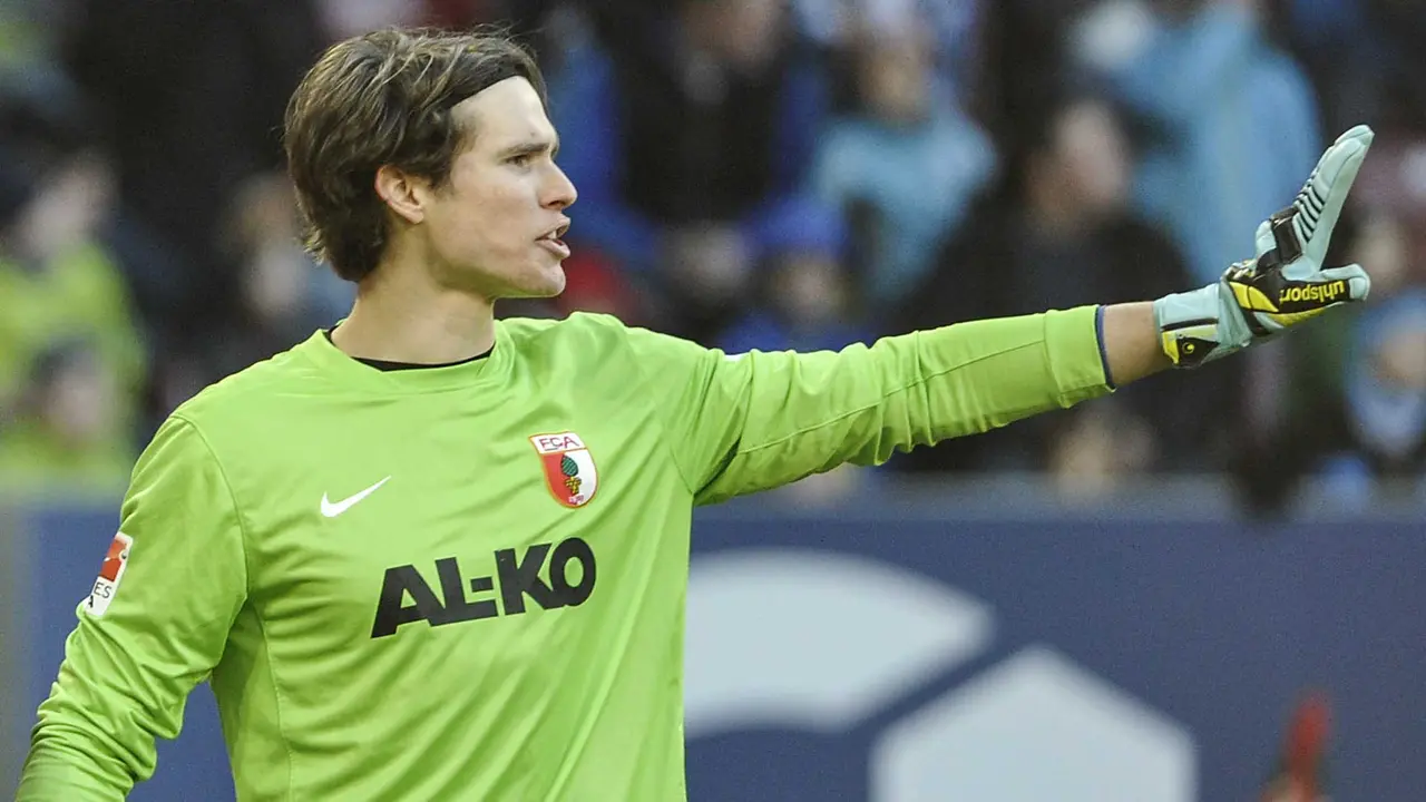 Aksi Cerdik Kiper Augsburg Gagalkan Penalti