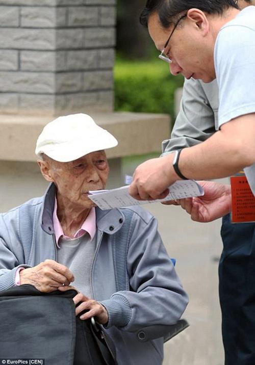 Kakek Wang saat diberikan kertas ujian oleh panitia ujian | Photo: Copyright dailymail.co.uk