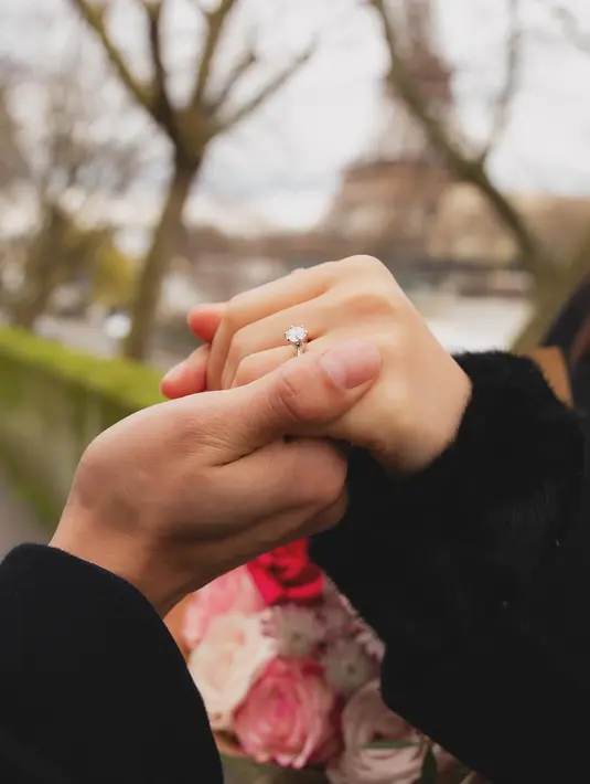 Dalam foto detail, Ok Taecyeon berikan cincin emas putih dengan mata berlian yang berkilau. [@thebestphotoparis]