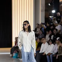 Yosafat Dwi Kurniawan mempersembahkan koleksi pria Spring 2027 "Elsewhere" di panggung Fashion Nation, 25 September 2026. (dok. Senayan City)