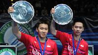Ganda putra Indonesia, Marcus Fernaldi Gideon dan Kevin Sanjaya Sukamuljo berpose setelah mengalahkan pasangan Tiongkok, Li Junhui/Liu Yuchen pada laga final All England Open 2017 di Birmingham, Ingggris, Minggu (12/3). (AP Photo/Rui Vieira)
