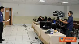Citizen6, Jakarta: Seorang peserta lomba presenter membaca narasi dalam SCTV Goes to Campus di Kampus Universitas Bina Nusantara di Jakarta, Kamis (1/3). (Pengirim: Ali Romdhoni)