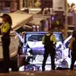 Petugas polisi berdiri di samping mobil van putih yang menabrak kerumunan orang di Jalanan Las Ramblas, Barcelona, Spanyol (17/8). Kejadian tersebut terjadi pada pukul 16:50 watu setempat. AP Photo/Manu Fernandez)