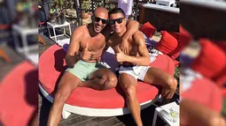 Pesepakbola Cristiano Ronaldo dikabarkan menjalin hubungan dengan atlet kickboxing asal Maroko, Badr Hari. Foto-foto mereka yang diunggah ke media sosial tampak tak biasa untuk menggambarkan kedekatan mereka sebagai seorang 'teman' saja. (dailymail.co.uk)