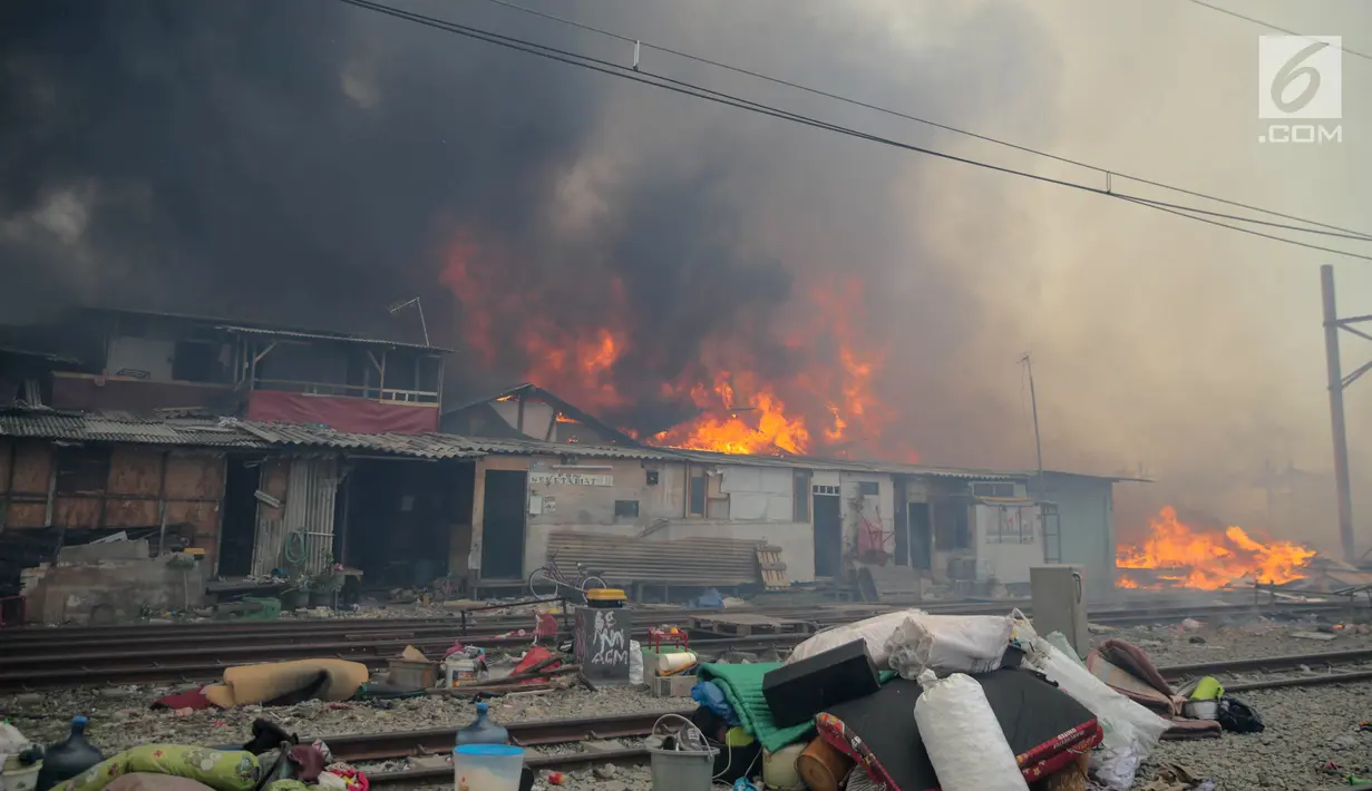 Asap hitam membumbung dari kebakaran ratusan rumah semi permanen atau bedeng di belakang Hotel Alexis, Pademangan, Jakarta, Sabtu (16/9). Meski tidak ada korban jiwa, penyebab kebakaran masih diselidiki oleh pihak kepolisian. (Liputan6.com/Faizal Fanani)