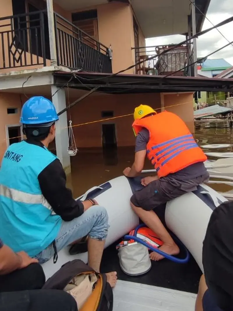 PLN melakukan langkah strategis untuk menyelamatkan masyarakat dari banjir di beberapa wilayah di Kalimantan Barat.