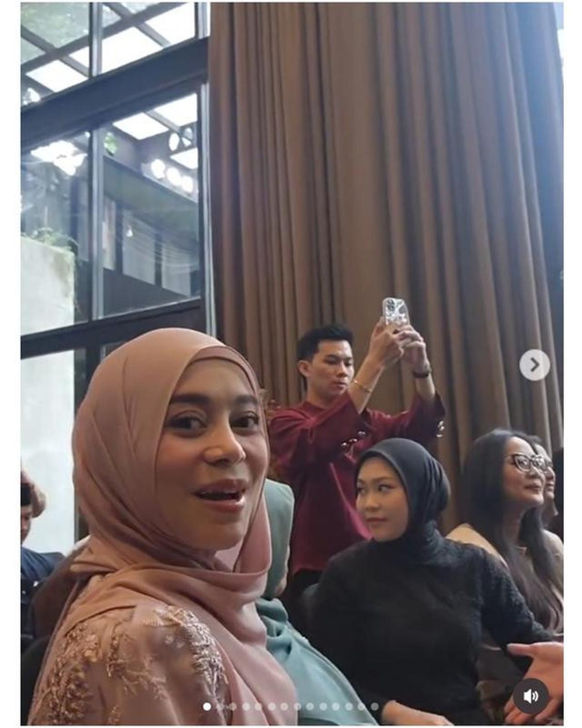 6 Potret Lesti Kejora di Pertunangan Rara LIDA, Menawan Kenakan Kebaya Pastel