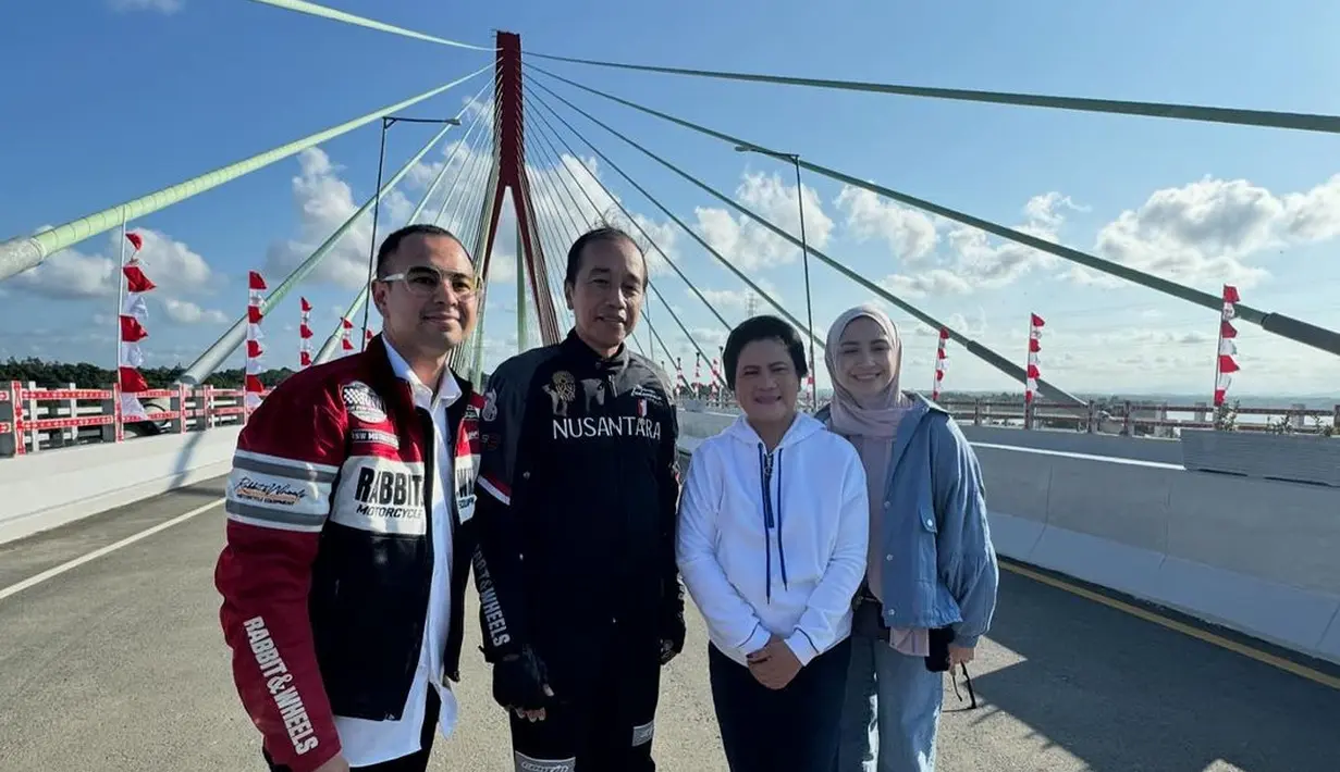 Nagita Slavina kenakan denim on denim dengan sentuhan pink di inner, hijab dan sneakers. Nagita jinjing tas Chanel 22 berukuran small seharga Rp94,5jutaan [@raffinagita1717]