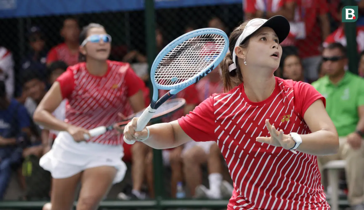 Ganda putri Indonesia, Beatrice Gumulya, berusaha mengembalikan bola saat melawan wakil Thailand pada laga final SEA Games 2019 di Tennis Court Rizal Memorial Sports Complex, Manila Sabtu (7/12). Indonesia menang dengan skor 6-3 dan 6-3. (Bola.com/ M Iqbal Ichsan)