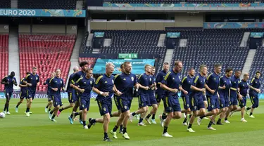 Para pemain Swedia melakukan pemanasan selama sesi latihan di Stadion Hampden Park di Glasgow, Senin (28/6/2021). Timnas Swedia akan berhadapan dengan Timnas Ukraina di babak 16 besar Euro 2020, Rabu (30/6/2021). Pertandingan ini akan digelar di Hampden Park, Glasgow. (AP Photo/Petr David Josek)