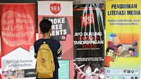 Siswa mengamati banner saat mengikuti kegiatan 'Sekolah Tanpa Asap Rokok (STAR): Menolak Diam' di Taman Menteng, Jakarta, Sabtu (21/11). Aksi ini untuk mendeklarasikan penolakan menjadi target industri rokok melalui iklan. (Liputan6.com/Immanuel Antonius)