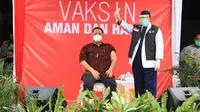 Pelaksana Tugas (Plt) Wali Kota Surabaya Whisnu Sakti Buana saat divaksin Covid-19. (Dian Kurniawan/Liputan6.com)