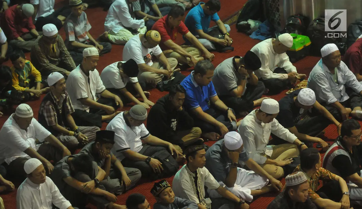 Sejumlah jemaah mendengarkan khutbah sebelum melaksanakan salat Jumat di Masjid Istiqlal, Jakarta Pusat, Jumat (23/6). Umat muslim memadati masjid Istiqlal menunaikan salat Jumat terakhir pada bulan Ramadan 1438 H. (Liputan6.com/Helmi Afandi)
