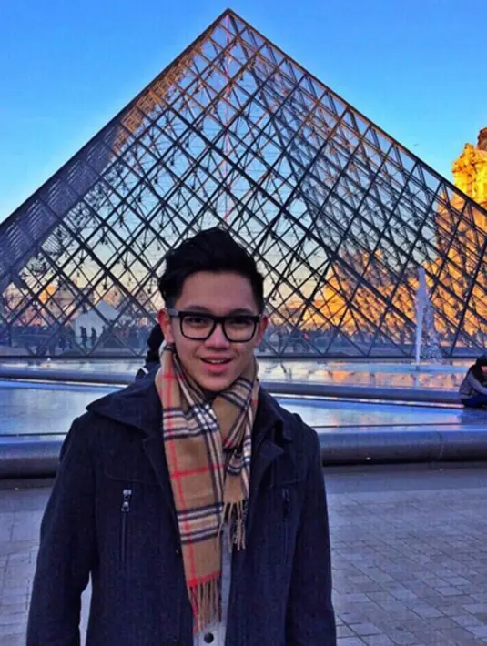 Sahabat dari Verrel Bramasta ini sempat dikabarkan cinlok dengan Sivia salah satu personel girlband ‘Blink’ karena mereka satu project film yang sama.  (via instagram@brandonsalim/Bintang.com)