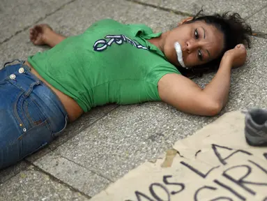 Aktivis Meksiko menggelar aksi mendukung rakyat Suriah di depan Kedutaan Besar AS di Mexico City, Minggu (9/4). Mereka mengecam serangan bom kimia yang telah menewaskan warga Suriah. (AFP PHOTO / Pedro Pardo)