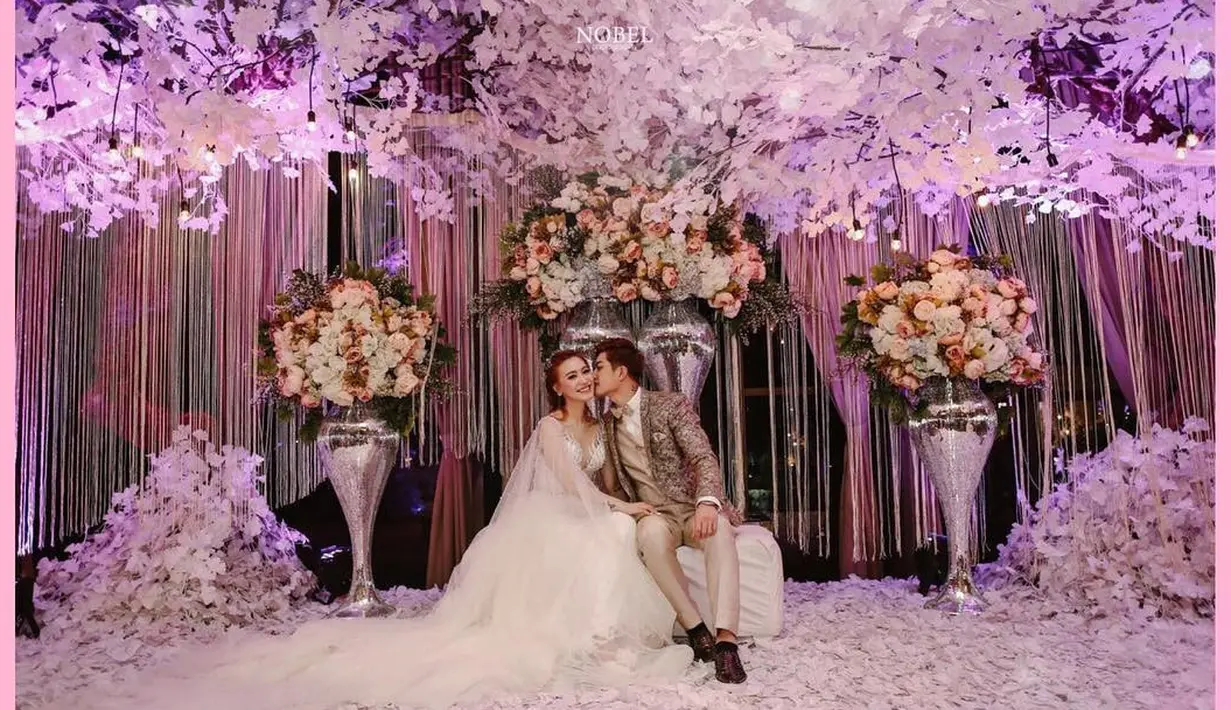 Lee Jeong Hoon dan Monique Octaviani atau Moa Aeim kini sudah resmi menjadi sepasang suami-istri. Meski pernikahan itu sudah terjadi pada akhir pekan lalu, namun pernikahan mereka masih diperbincangkan. (Instagram/moa_aeim)