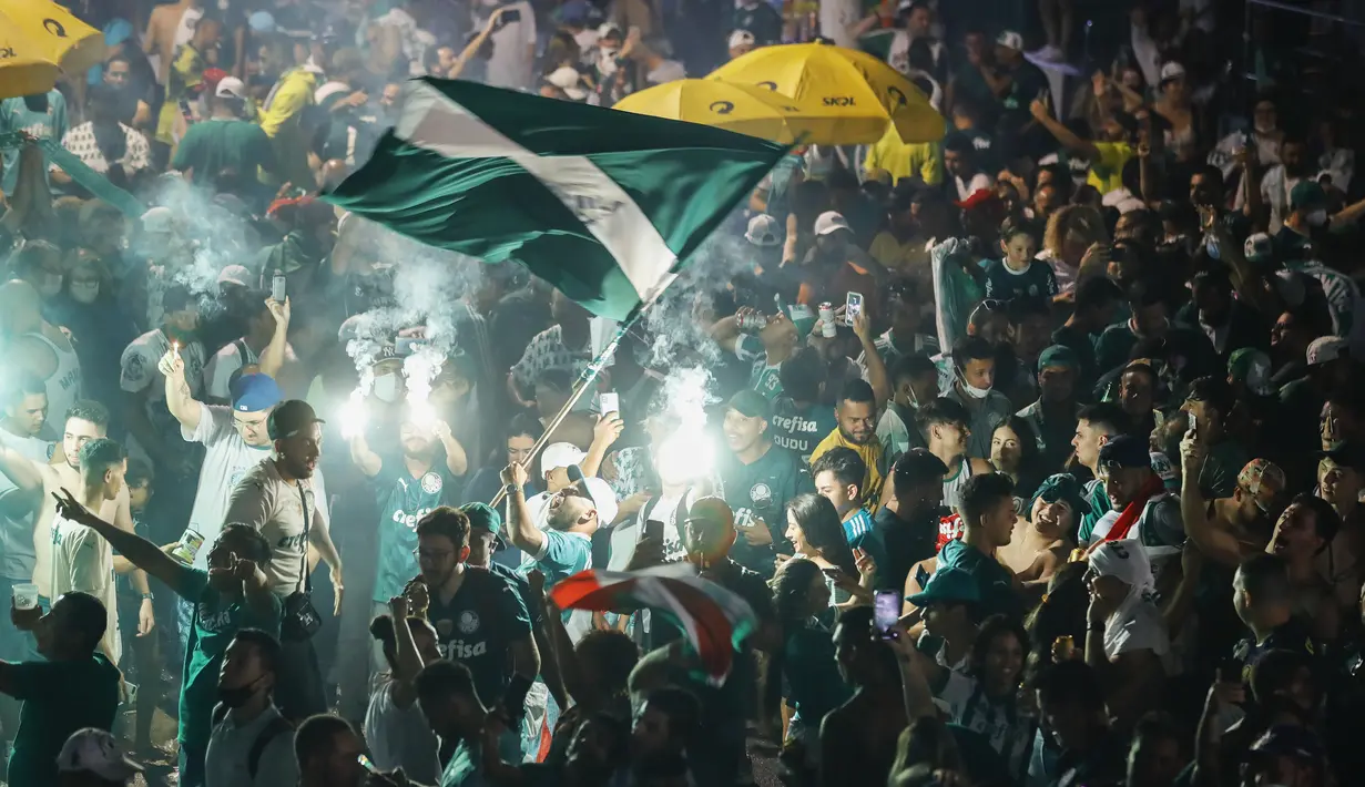Suporter Palmeiras merayakan kemenangan timnya saat menonton siaran langsung pertandingan kejuaraan Copa Libertadores, di Sao Paulo, Brasil, Sabtu (27/11/2021). Palmeiras kampiun Copa Libertadores 2021 usai mengalahkan Flamengo 2-1 di Stadion Centenario, Uruguay.  (AP Photo/Marcelo Chello)
