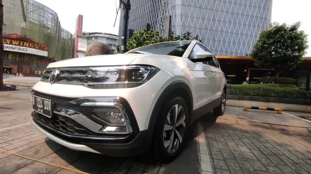 Lampu berteknologi LED dengan Daytime Running Lights (DRL) langsung menyambut sang pemilik bahkan sebelum perjalanan dimulai (Arief A/Liputan6.com)
