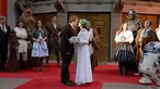 Caroline Ritter dan Andrew Porters menggelar upacara pernikahan di depan sebuah gedung bioskop di Hollywood, Los Angeles,  Kamis (17/12). Dalam upacara pernikahan itu, keduanya menghadirkan tokoh-tokoh film Star Wars: The Force Awakens (dailymail.co.uk)