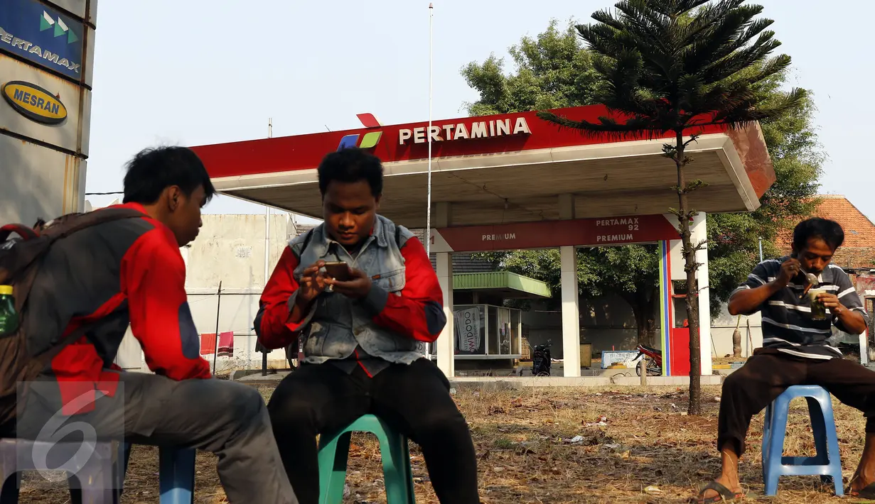 SPBU yang tak beroperasi dijadikan tempat mangkal pedagang kaki lima, Jakarta, Senin (12/10/2015). Sebanyak 35 SPBU di Jakarta tidak beropersai karena minimnya para pembeli. (Liputan6.com/Yoppy Renato)