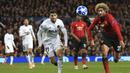Gelandang Manchester United, Marouane Fellaini, berusaha melewati pemain Valencia pada laga Liga Champions di Stadion Old Trafford, Selasa (2/10/2018). Manchester United ditahan 0-0 oleh Valencia. (AP/Jon Super)