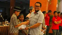 Semen Padang menyantuni anak yatim di Gedung Serba Guna (GSG) PT Semen Padang, Selasa (23/10/2018), jelang 8 besar Liga 2 2018. (Bola.com/Arya Sikumbang)