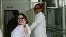 Pelawak Tri Retno Prayudati atau Nunung Srimulat dan suaminya July Jan Sambiran menuju ruang tahanan sebelum menjalani sidang perdana di PN Jakarta Selatan, Rabu (2/10/2019). Nunung dan July Jan Sambiran akan mendengar pembacaan dakwaan oleh Jaksa Penuntut Umum. (Liputan6.com/Herman Zakharia)