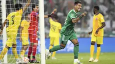 Roberto Firmino mencetak tiga gol alias hattrick pada laga debutnya bersama Al Ahli di Liga Arab Saudi, Sabtu (12/8/2023). (AP Photo/Jameel)