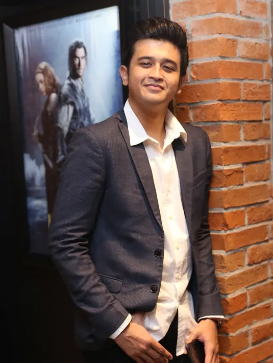 Dengan senyum, ia melayani para penggemarnya yang ingin mengajak foto. (Andy Masela/Bintang.com)