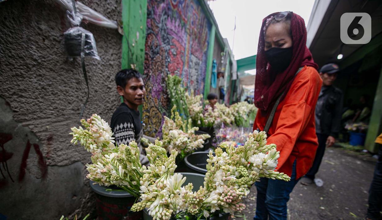 Peningkatan penjualan bunga hias seiring meningkatnya animo warga menyambut Hari Raya Idul Fitri 1445 H. (Liputan6.com/Angga Yuniar)