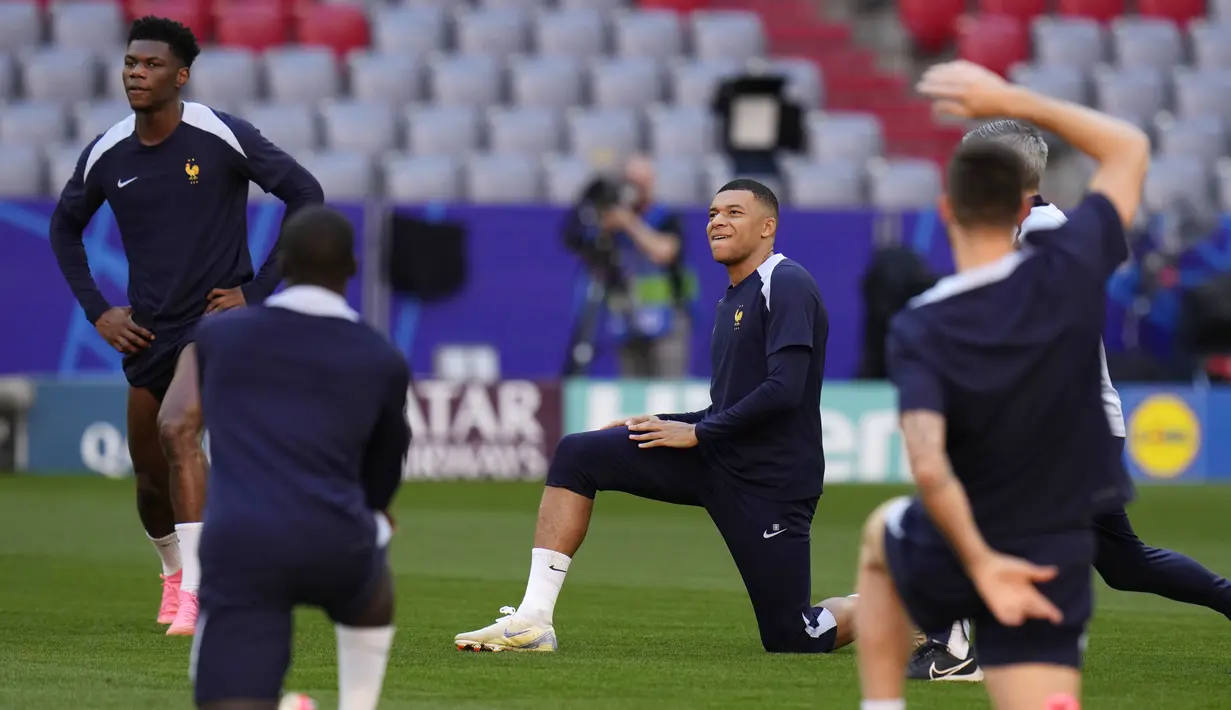 Pemain Prancis, Kylian Mbappe, saat mengikuti sesi latihan jelang hadapi Spanyol pada laga semifinal Euro 2024 di Munich, Jerman, Senin (8/7/2024). (AP Photo/Hassan Ammar)