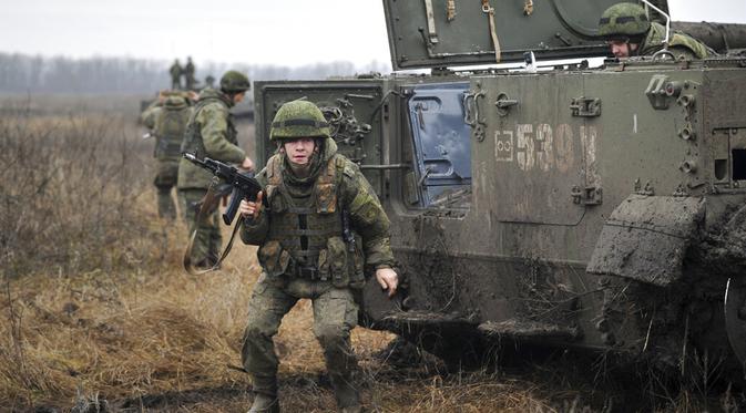 Sejumlah tentara Rusia mengambil bagian dalam latihan di lapangan tembak Kadamovskiy, Rostov, Rusia, 10 Desember 2021. Konsentrasi pasukan Rusia dekat Ukraina telah menimbulkan kekhawatiran Ukraina dan Barat tentang kemungkinan invasi yang dibantah Moskow. (AP Photo)
