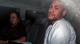 Neymar ditemani Ibunya, Nadine Goncalves Da Silva saat tiba di Mater Dei Hospital, Belo Horizonte, Brasil, (2/3/2018). Neymar mengalami retak pada tulang metatarsal saat memperkuat PSG melawan Olympique Marseille. (AFP/Nelson Almeida)