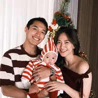 Yuk, intip momen serta gaya mereka saat merayakan Natal bersama keluarga kecil masing-masing! [@shanju].
