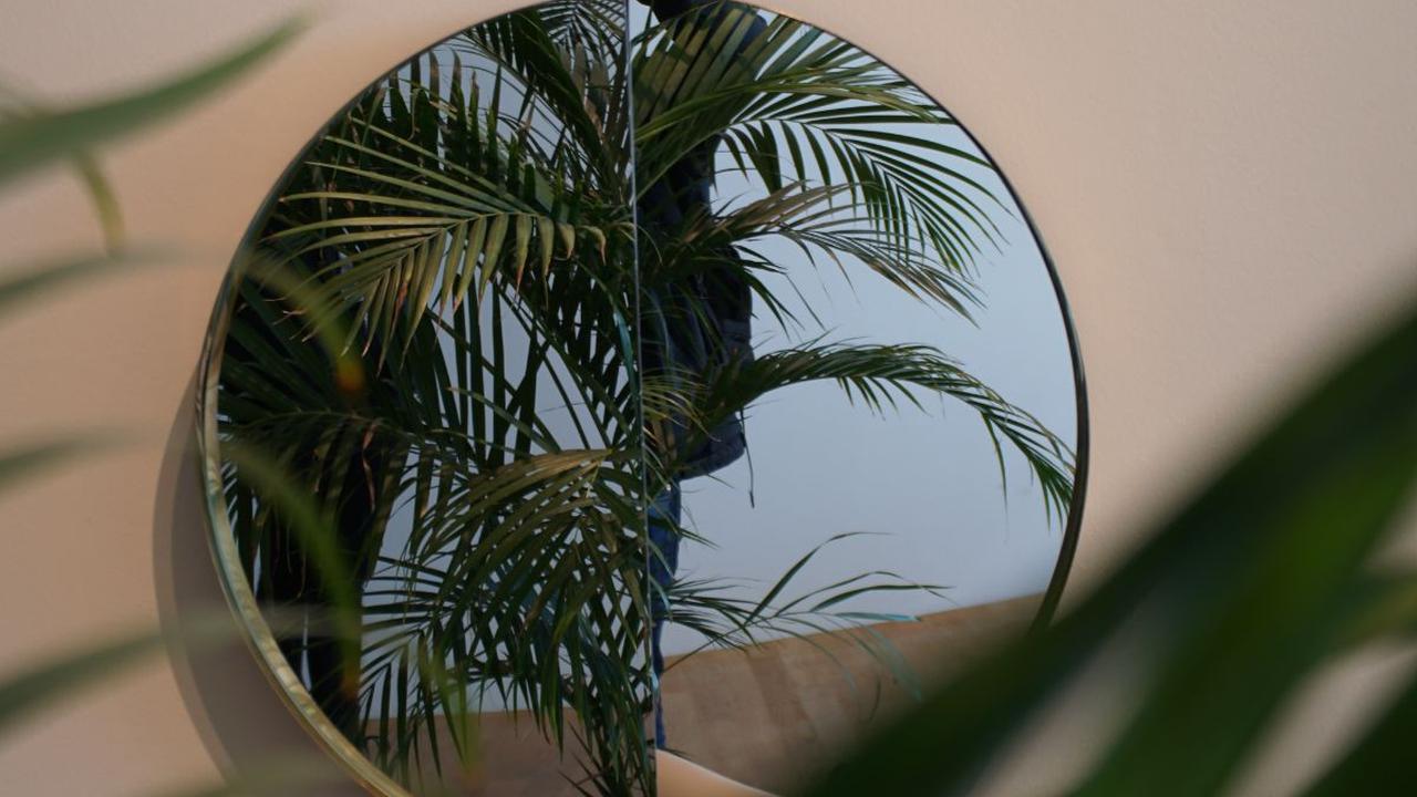 Sesuai dengan namanya,&nbsp;mirror writing&nbsp;adalah kegiatan menulis dengan huruf biasa, tetapi posisinya terbalik sehingga jika ingin membaca tulisan itu dengan baik, diperlukan cermin.<br>