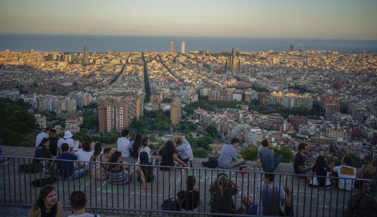 Barcelona goli turisti na ulicama grada slike