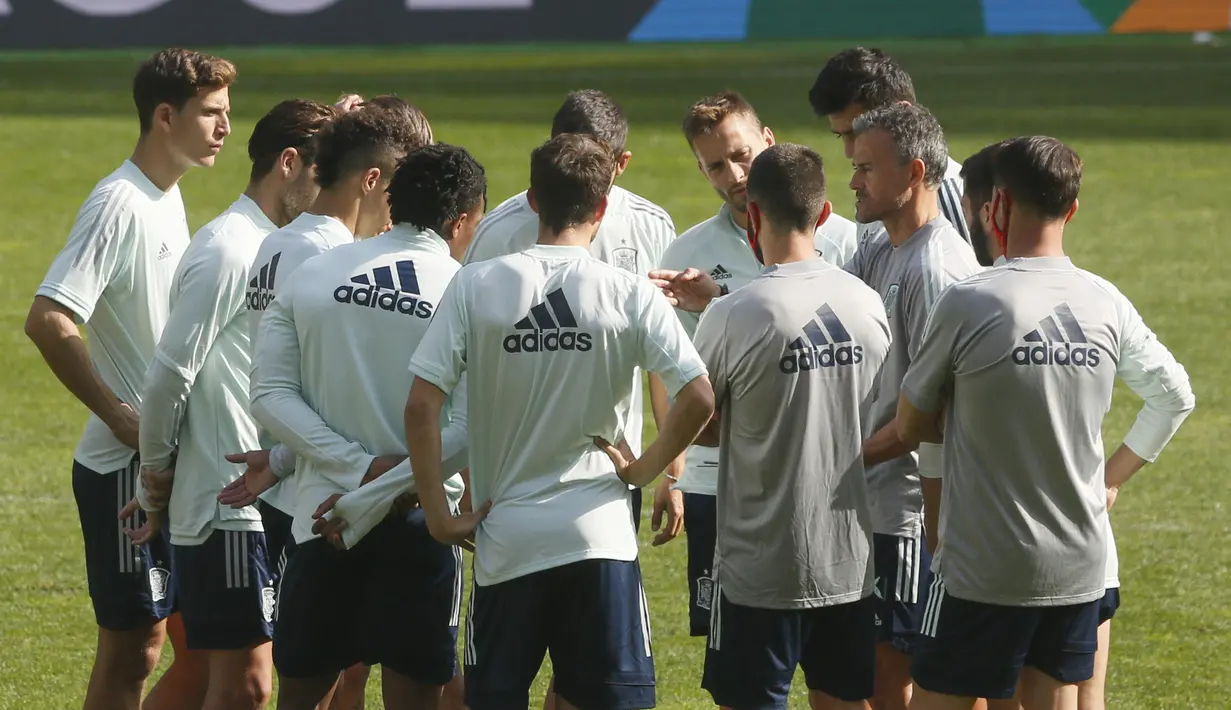 Pelatih Spanyol, Luis Enrique berbicara dengan para pemainnya selama sesi latihan tim di Stadion NSK Olimpiyskiy, Ukraina (12/10/2020). Spanyol akan bertanding melawan Spanyol dalam  lanjutan UEFA Nations League Divisi A Grup 4 (A4). (AP Photo/Efrem Lukatsky)