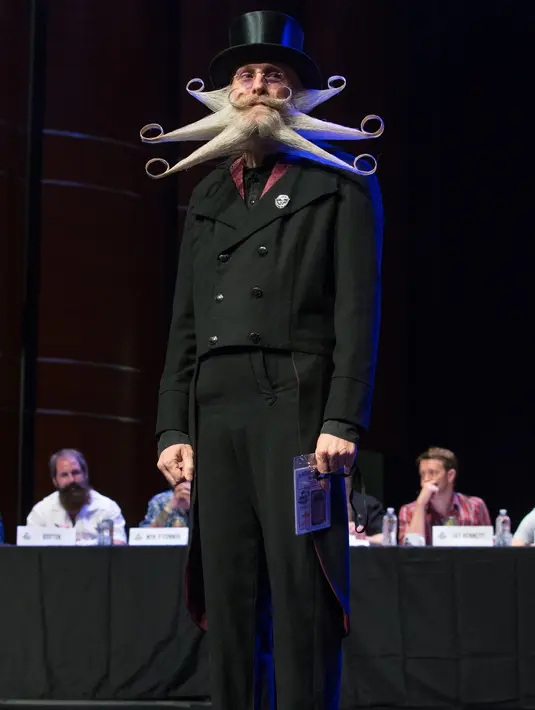 Aarne Bielefeldt saat mengikuti Kejuaraan Dunia Beard and Moustache Championships 2017 di Long Center for the Performing Arts, Remington, Austin, Texas (3/9). (AFP Photo/Suzanne Cordeiro)