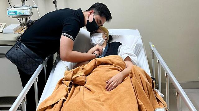 Venna Melinda dirawat setelah diduga mengalami KDRT. (Foto: Dok. Instagram @athallanaufal7)